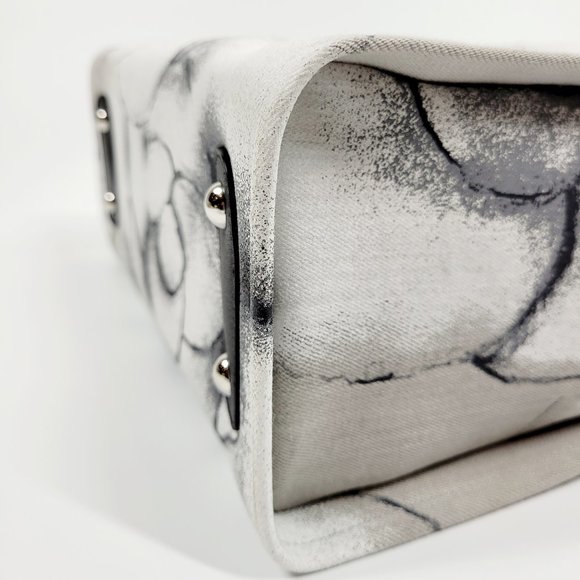 Chanel Camellia CC Tote in Printed Canvas - Picture 8 of 10